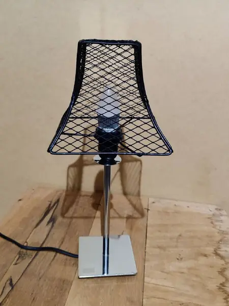 Foto de um(a) Luminária Ferro Niquelado, Década de 1990, da categoria de Abajures. Luminária de mesa em ferro niquelado e cúpula aramada ebanizada, década de 1990. A: 38 cm (base 10 x 10 cm)Cúpula: A 14,5 cm... Mostrado de uma perspectiva diferente. Vendido no marketplace Trésors.