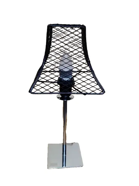 Foto de um(a) Luminária Ferro Niquelado, Década de 1990, da categoria de Abajures. Luminária de mesa em ferro niquelado e cúpula aramada ebanizada, década de 1990. A: 38 cm (base 10 x 10 cm)Cúpula: A 14,5 cm... Vendido no marketplace Trésors.
