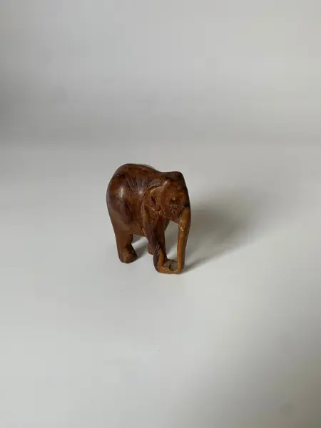 Foto de um(a) Escultura de elefante, da categoria de Modelos e estatuetas. Pequeno elefante esculpido na madeira Mede: 6 x 5 cm. Mostrado de uma perspectiva diferente. Vendido no marketplace Trésors.