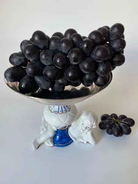 Foto de um(a) Fruteira de porcelana, da categoria de Travessas e tigelas. Pequena fruteira em porcelana e metal. Apresenta um restauro no pé Mede: 13 x 14cm. Mostrado de uma perspectiva diferente. Vendido no marketplace Trésors.