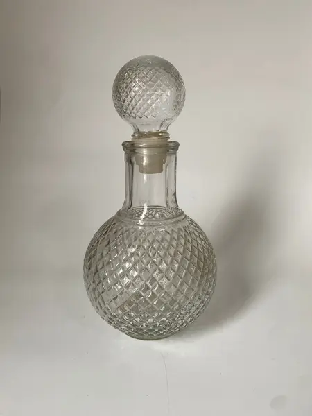Foto de um(a) Garrafa Licoreira de vidro, da categoria de Garrafas, potes e jarros. Licoeira em vidro Mede: 26 x 14 cm. Mostrado de uma perspectiva diferente. Vendido no marketplace Trésors.