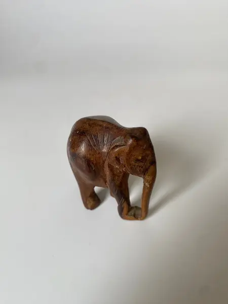 Foto de um(a) Escultura de elefante, da categoria de Modelos e estatuetas. Pequeno elefante esculpido na madeira Mede: 6 x 5 cm. Mostrado de uma perspectiva diferente. Vendido no marketplace Trésors.