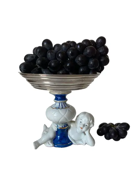 Foto de um(a) Fruteira de porcelana, da categoria de Travessas e tigelas. Pequena fruteira em porcelana e metal. Apresenta um restauro no pé Mede: 13 x 14cm. Vendido no marketplace Trésors.