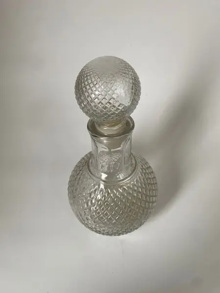 Foto de um(a) Garrafa Licoreira de vidro, da categoria de Garrafas, potes e jarros. Licoeira em vidro Mede: 26 x 14 cm. Mostrado de uma perspectiva diferente. Vendido no marketplace Trésors.