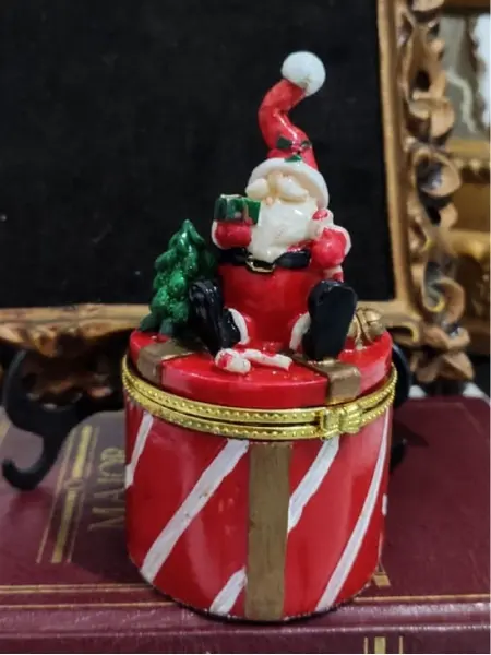 Foto de um(a) Porta Jóias Natalino Anos 90, da categoria de Porta-Jóias. Porta jóias papai noel em porcelana policromada com fecho em latão, década de 1990 A: 10 cm Diâmetro: 6 cm peso: 104 g. Mostrado de uma perspectiva diferente. Vendido no marketplace Trésors.