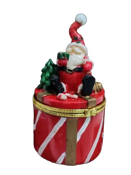 Foto de um(a) Porta Jóias Natalino Anos 90, da categoria de Porta-Jóias. Porta jóias papai noel em porcelana policromada com fecho em latão, década de 1990 A: 10 cm Diâmetro: 6 cm peso: 104 g. Vendido no marketplace Trésors.