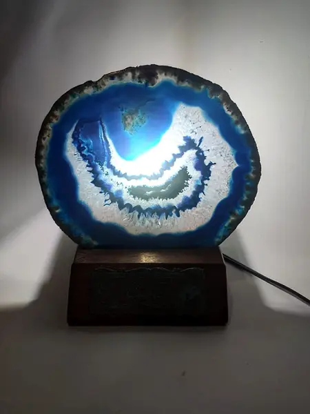 Foto de um(a) Luminária em Ágata, da categoria de Abajures. Luminária de mesa feita com trofeu dos anos 1980 com lâmina de ágata com borda folhada a ouro e base de madeira com soquete... Mostrado de uma perspectiva diferente. Vendido no marketplace Trésors.