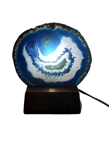 Foto de um(a) Luminária em Ágata, da categoria de Abajures. Luminária de mesa feita com trofeu dos anos 1980 com lâmina de ágata com borda folhada a ouro e base de madeira com soquete... Vendido no marketplace Trésors.