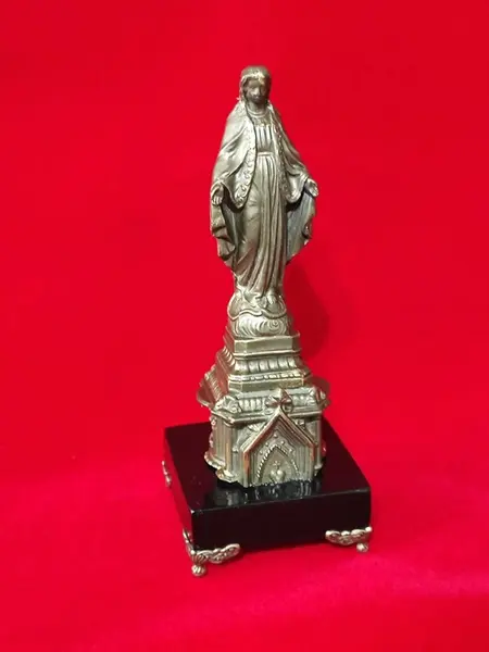 Foto de um(a) Imagem Nossa Senhora Das Graças, Feito Na Alemanha, Década de 1930, da categoria de Objetos religiosos e espirituais. Imagem da nossa senhora das graças em antimônio com pátina bronze, base em madeira ebanizada e pezinhos em latão. Feito na... Mostrado de uma perspectiva diferente. Vendido no marketplace Trésors.