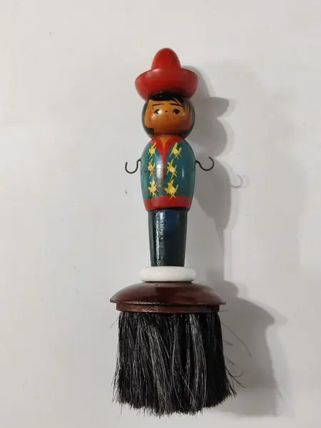 Foto de um(a) Escova Camponês em Madeira e Cerdas de Crina de Cavalo, Década de 1940, da categoria de Outros objetos decorativos. Escova anos 1940 em madeira com figura policromada lembrando um camponês. Dois ganchos para colocar pequenas escovas para... Mostrado de uma perspectiva diferente. Vendido no marketplace Trésors.