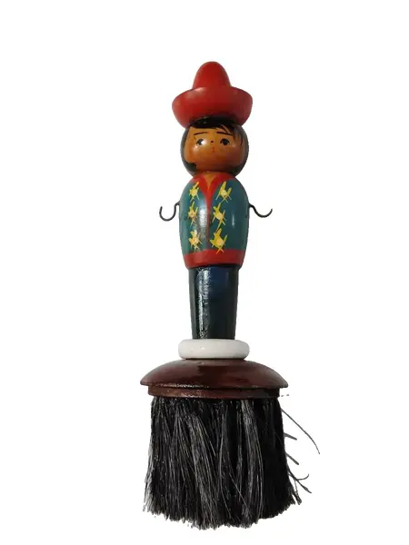 Foto de um(a) Escova Camponês em Madeira e Cerdas de Crina de Cavalo, Década de 1940, da categoria de Outros objetos decorativos. Escova anos 1940 em madeira com figura policromada lembrando um camponês. Dois ganchos para colocar pequenas escovas para... Vendido no marketplace Trésors.