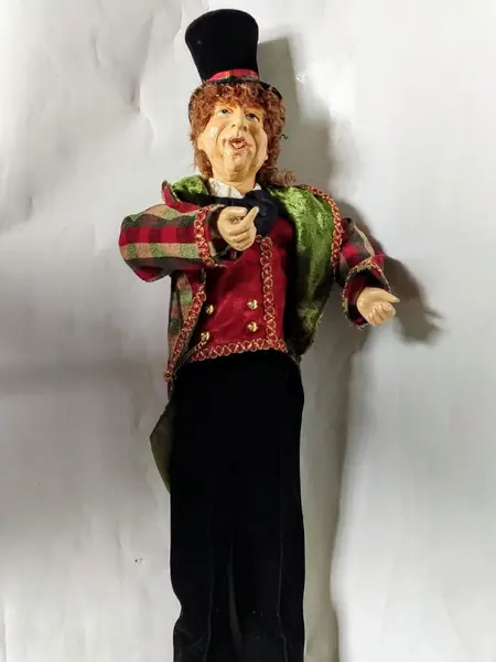 Foto de um(a) Maestro Natalino, 2015, da categoria de Modelos e estatuetas. Enfeite natalino de maestro com rosto em resina e roupas em tecido nas cores natalinas, década de 2015 A: 59cm Base: 19 x... Mostrado de uma perspectiva diferente. Vendido no marketplace Trésors.