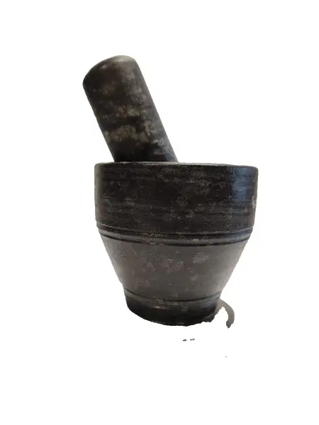 Foto de um(a) Pilão de Mesa em Pedra Sabão, da categoria de Outros utensílios. Pilão de mesa com socador em pedra sabão protegido com óleo mineral, um aliado da culinária mineira. A: 11,5 cm Diâmetro... Vendido no marketplace Trésors.