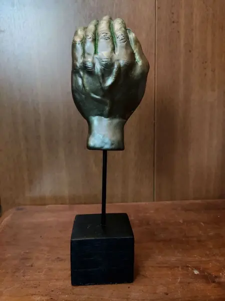 Foto de um(a) Escultura Hand, da categoria de Escultura. Escultura em resina com pátina bronze oxidada, haste em metal e base em madeira ebanizada. Peça única pelo designer marcelus... Mostrado de uma perspectiva diferente. Vendido no marketplace Trésors.
