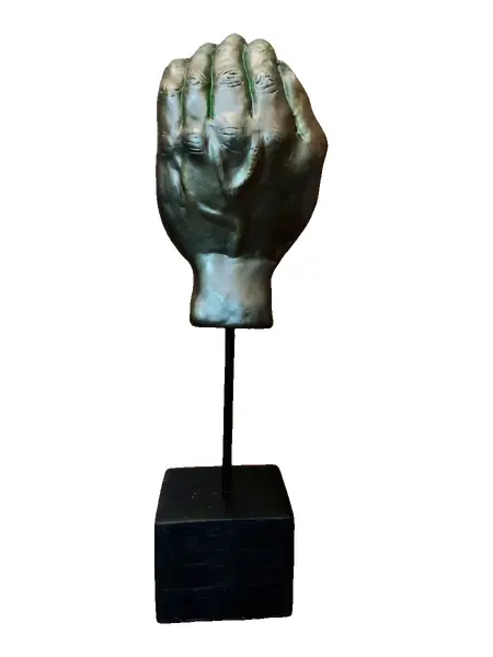 Foto de um(a) Escultura Hand, da categoria de Escultura. Escultura em resina com pátina bronze oxidada, haste em metal e base em madeira ebanizada. Peça única pelo designer marcelus... Vendido no marketplace Trésors.