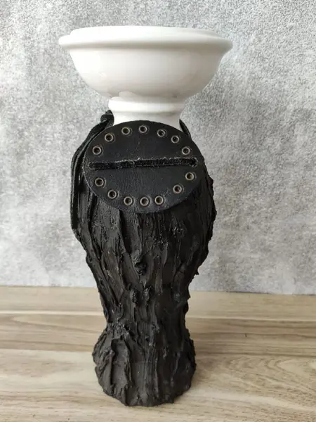 Foto de um(a) Castiçal Porcelana, da categoria de Castiçais. Castiçal em porcelana branca, parte texturizada na cor preta e branco liso/craquelado, com pendente em couro. A: 28 cm... Mostrado de uma perspectiva diferente. Vendido no marketplace Trésors.