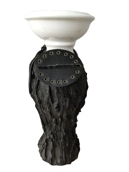 Foto de um(a) Castiçal Porcelana, da categoria de Castiçais. Castiçal em porcelana branca, parte texturizada na cor preta e branco liso/craquelado, com pendente em couro. A: 28 cm... Vendido no marketplace Trésors.