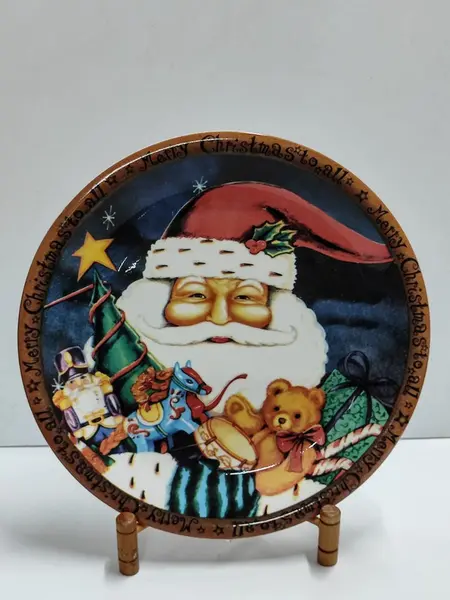 Foto de um(a) Prato Natalino, Santini, Made In Italy, Década de 1990, da categoria de Pratos Decorativos. Prato decorativo natalino, porcelana policromada. Da conhecida marca italiana santini, década de 1990. Diâmetro: 27,5 cm... Mostrado de uma perspectiva diferente. Vendido no marketplace Trésors.