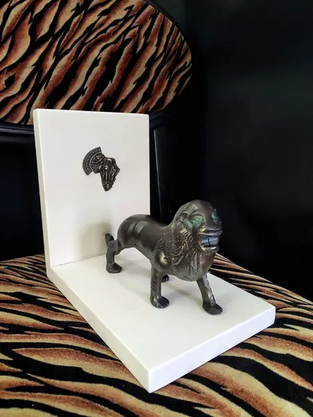 Foto de um(a) Apoio para Livros Leão 22', da categoria de Apoio para livros. Apoio de livros com base em silestone e leão em latão com pátina bronze envelhecido, com selo em latão da south áfrica... Mostrado de uma perspectiva diferente. Vendido no marketplace Trésors.