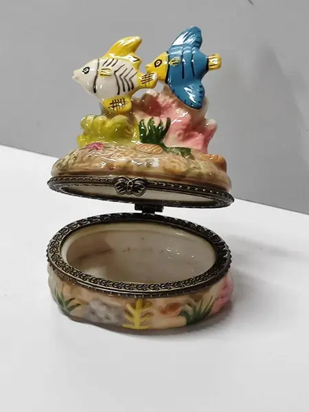 Foto de um(a) Porta Joias Caixinha Peixinhos em Porcelana, Década de 1990, da categoria de Porta-Jóias. Porta jóia peixinhos em porcelana policromada, fecho em latão oxidado. Made in china, década de 1990 A: 7,5 cm / L: 6 cm /... Mostrado de uma perspectiva diferente. Vendido no marketplace Trésors.
