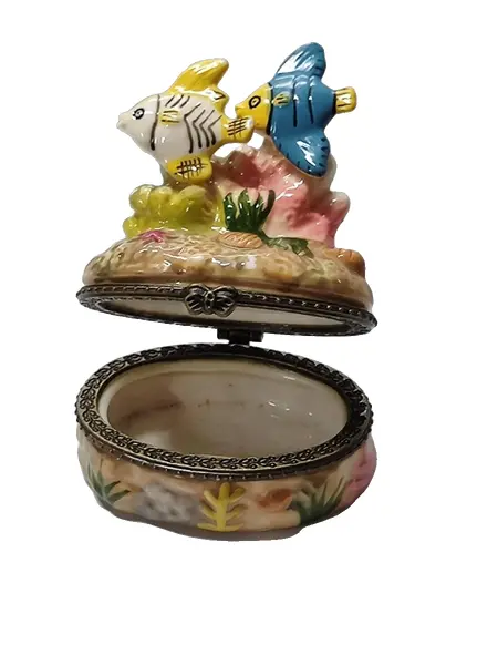 Foto de um(a) Porta Joias Caixinha Peixinhos em Porcelana, Década de 1990, da categoria de Porta-Jóias. Porta jóia peixinhos em porcelana policromada, fecho em latão oxidado. Made in china, década de 1990 A: 7,5 cm / L: 6 cm /... Vendido no marketplace Trésors.