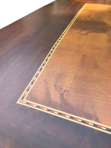 Foto de um(a) Mesa de Centro em Marchetaria e Ornamentos em Bronze, da categoria de Mesas de centro. Mostrado de uma perspectiva diferente. Vendido no marketplace Trésors.