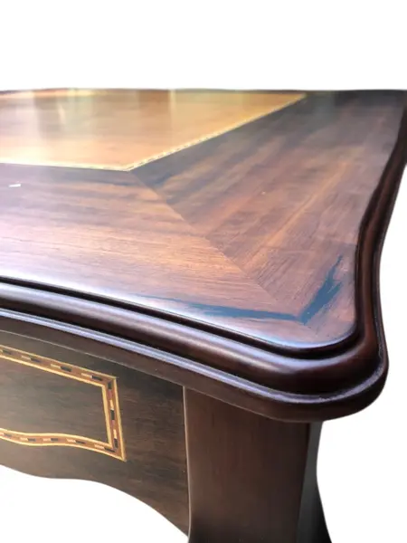 Foto de um(a) Mesa de Centro em Marchetaria e Ornamentos em Bronze, da categoria de Mesas de centro. Mostrado de uma perspectiva diferente. Vendido no marketplace Trésors.