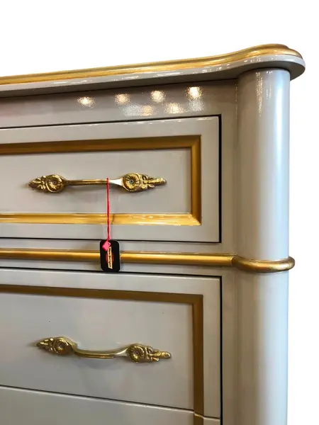 Foto de um(a) Cômoda em Laca Branca e Puxadores em Bronze, da categoria de Cômodas e Sapateira. Mostrado de uma perspectiva diferente. Vendido no marketplace Trésors.
