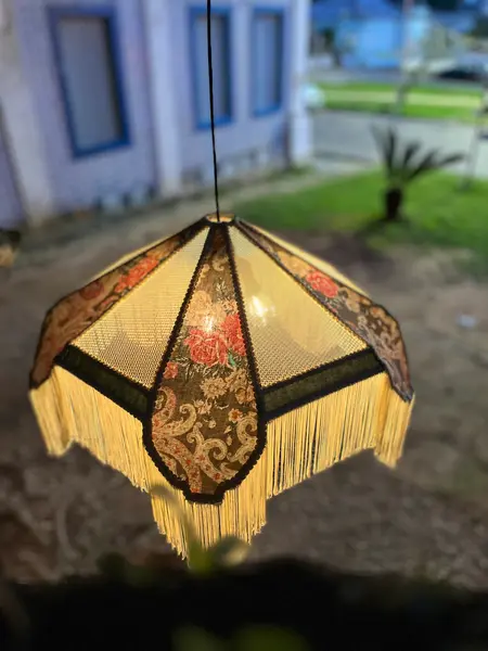Foto de um(a) Lustre pendente com franjas e tecidos, da categoria de Lustres. Adicione um toque de elegância artesanal ao seu espaço com o Pendente Vola Gallery. Esta peça apresenta uma combinação única... Mostrado de uma perspectiva diferente. Vendido no marketplace Trésors.