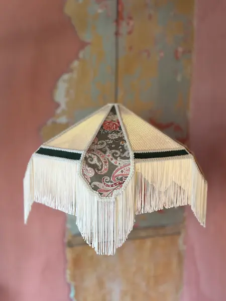 Foto de um(a) Lustre pendente com franjas e tecidos, da categoria de Lustres. Adicione um toque de elegância artesanal ao seu espaço com o Pendente Vola Gallery. Esta peça apresenta uma combinação única... Mostrado de uma perspectiva diferente. Vendido no marketplace Trésors.