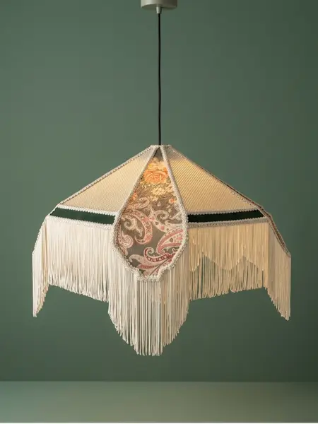 Foto de um(a) Lustre pendente com franjas e tecidos, da categoria de Lustres. Adicione um toque de elegância artesanal ao seu espaço com o Pendente Vola Gallery. Esta peça apresenta uma combinação única... Mostrado de uma perspectiva diferente. Vendido no marketplace Trésors.