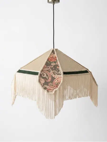 Foto de um(a) Lustre pendente com franjas e tecidos, da categoria de Lustres. Adicione um toque de elegância artesanal ao seu espaço com o Pendente Vola Gallery. Esta peça apresenta uma combinação única... Mostrado de uma perspectiva diferente. Vendido no marketplace Trésors.