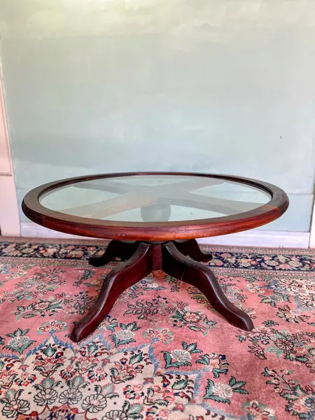 Foto de um(a) Mesa de centro em madeira nobre maciça, da categoria de Mesas de centro. Com design clássico e presença marcante, esta mesa de centro em madeira nobre é um verdadeiro destaque para a sala de estar.... Mostrado de uma perspectiva diferente. Vendido no marketplace Trésors.
