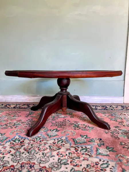 Foto de um(a) Mesa de centro em madeira nobre maciça, da categoria de Mesas de centro. Com design clássico e presença marcante, esta mesa de centro em madeira nobre é um verdadeiro destaque para a sala de estar.... Mostrado de uma perspectiva diferente. Vendido no marketplace Trésors.