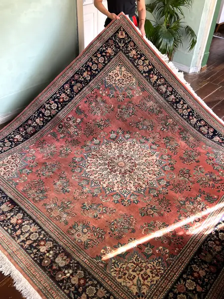 Foto de um(a) Tapete Persa Kashan 2,52 x 2,65, da categoria de Tapetes. Formato e Dimensões Medidas: 2,52 m x 2,65 m (Área total aproximada de 6,67 m²). Formato: Quase quadrado (quadrado... Mostrado de uma perspectiva diferente. Vendido no marketplace Trésors.