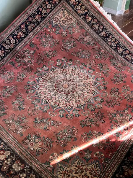 Foto de um(a) Tapete Persa Kashan 2,52 x 2,65, da categoria de Tapetes. Formato e Dimensões Medidas: 2,52 m x 2,65 m (Área total aproximada de 6,67 m²). Formato: Quase quadrado (quadrado... Mostrado de uma perspectiva diferente. Vendido no marketplace Trésors.
