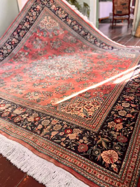 Foto de um(a) Tapete Persa Kashan 2,52 x 2,65, da categoria de Tapetes. Formato e Dimensões Medidas: 2,52 m x 2,65 m (Área total aproximada de 6,67 m²). Formato: Quase quadrado (quadrado... Mostrado de uma perspectiva diferente. Vendido no marketplace Trésors.