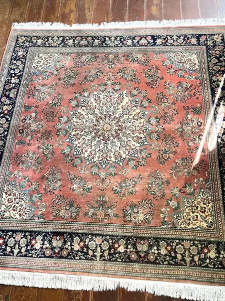 Foto de um(a) Tapete Persa Kashan 2,52 x 2,65, da categoria de Tapetes. Formato e Dimensões Medidas: 2,52 m x 2,65 m (Área total aproximada de 6,67 m²). Formato: Quase quadrado (quadrado... Mostrado de uma perspectiva diferente. Vendido no marketplace Trésors.