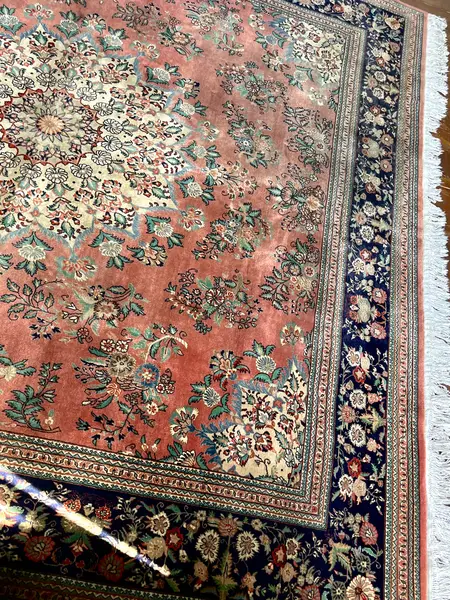 Foto de um(a) Tapete Persa Kashan 2,52 x 2,65, da categoria de Tapetes. Formato e Dimensões Medidas: 2,52 m x 2,65 m (Área total aproximada de 6,67 m²). Formato: Quase quadrado (quadrado... Mostrado de uma perspectiva diferente. Vendido no marketplace Trésors.