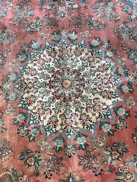 Foto de um(a) Tapete Persa Kashan 2,52 x 2,65, da categoria de Tapetes. Formato e Dimensões Medidas: 2,52 m x 2,65 m (Área total aproximada de 6,67 m²). Formato: Quase quadrado (quadrado... Mostrado de uma perspectiva diferente. Vendido no marketplace Trésors.