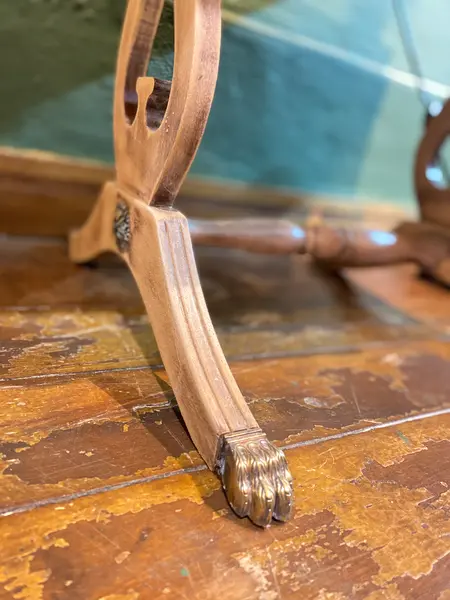Foto de um(a) Mesinha lateral pés pata de leão em bronze, da categoria de Mesas laterais. Medidas: 52A x 47L x 39P acabamentos em couro, pés em bronze em formato de pata de leão e aberturas laterais. Mostrado de uma perspectiva diferente. Vendido no marketplace Trésors.