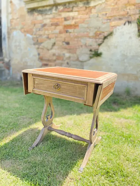 Foto de um(a) Mesinha lateral pés pata de leão em bronze, da categoria de Mesas laterais. Medidas: 52A x 47L x 39P acabamentos em couro, pés em bronze em formato de pata de leão e aberturas laterais. Mostrado de uma perspectiva diferente. Vendido no marketplace Trésors.