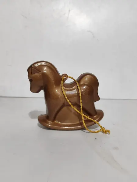 Foto de um(a) Seis Cavalinhos em Acrílico para Pendurar, da categoria de Outros objetos decorativos. Seis cavalinhos de balanço em acrílico dourado que podem ser abertos para usar, com fitilho dourado para pendurar. A: 8,5... Mostrado de uma perspectiva diferente. Vendido no marketplace Trésors.