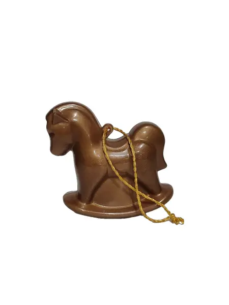 Foto de um(a) Seis Cavalinhos em Acrílico para Pendurar, da categoria de Outros objetos decorativos. Seis cavalinhos de balanço em acrílico dourado que podem ser abertos para usar, com fitilho dourado para pendurar. A: 8,5... Vendido no marketplace Trésors.
