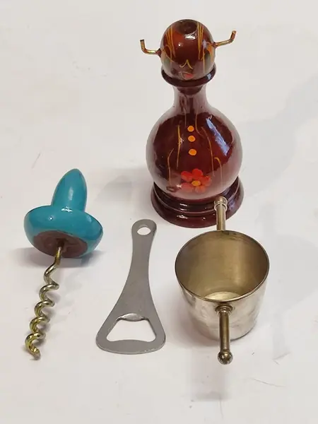 Foto de um(a) Acessórios Indispensáveis para O Seu Bar, Cuiabá, Década de 1970, da categoria de Outros utensílios de bar. Acessórios indispensável para seu bar: suporte em madeira torneada e policromada com saca-rolha, abridor de garrafa e um... Mostrado de uma perspectiva diferente. Vendido no marketplace Trésors.