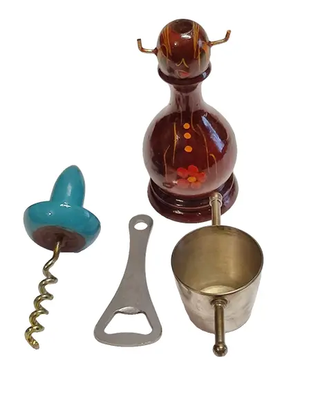 Foto de um(a) Acessórios Indispensáveis para O Seu Bar, Cuiabá, Década de 1970, da categoria de Outros utensílios de bar. Acessórios indispensável para seu bar: suporte em madeira torneada e policromada com saca-rolha, abridor de garrafa e um... Vendido no marketplace Trésors.