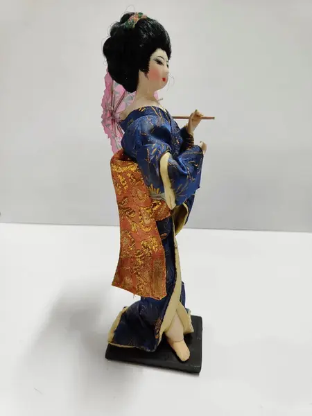 Foto de um(a) Japonesa com Kosode em Seda, Década de 1960, da categoria de Modelos e estatuetas. Japonesa com seu traje típico - o kosode, em seda forrado. Um clássico dos anos 1960. A: 23 cm L: 7 cm Peso: 92 g. Mostrado de uma perspectiva diferente. Vendido no marketplace Trésors.