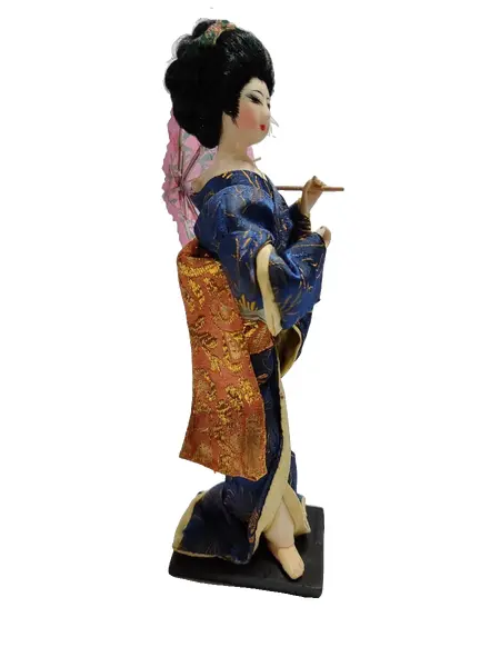 Foto de um(a) Japonesa com Kosode em Seda, Década de 1960, da categoria de Modelos e estatuetas. Japonesa com seu traje típico - o kosode, em seda forrado. Um clássico dos anos 1960. A: 23 cm L: 7 cm Peso: 92 g. Vendido no marketplace Trésors.