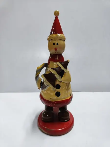 Foto de um(a) Boneco de Neve Natalino em Flanders, Década de 1990, da categoria de Modelos e estatuetas. Boneco de neve natalino: em lata de flanders policromada, preservado e com todo o charme do uso, década de 1990 A: 26 cm... Mostrado de uma perspectiva diferente. Vendido no marketplace Trésors.