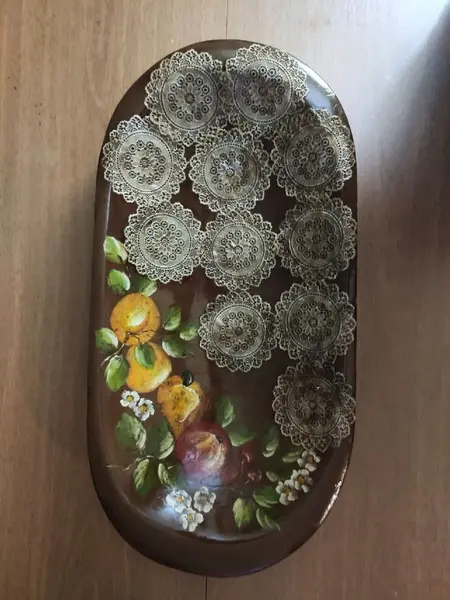 Foto de um(a) Gamela Madeira Anos 80, da categoria de Travessas e tigelas. Gamela em madeira dos anos 1980 com frutas pintadas à mão e decoupage de renda. C: 58 cm L: 29,5 cm A: 7 cm Peso: 1,500 kg. Mostrado de uma perspectiva diferente. Vendido no marketplace Trésors.